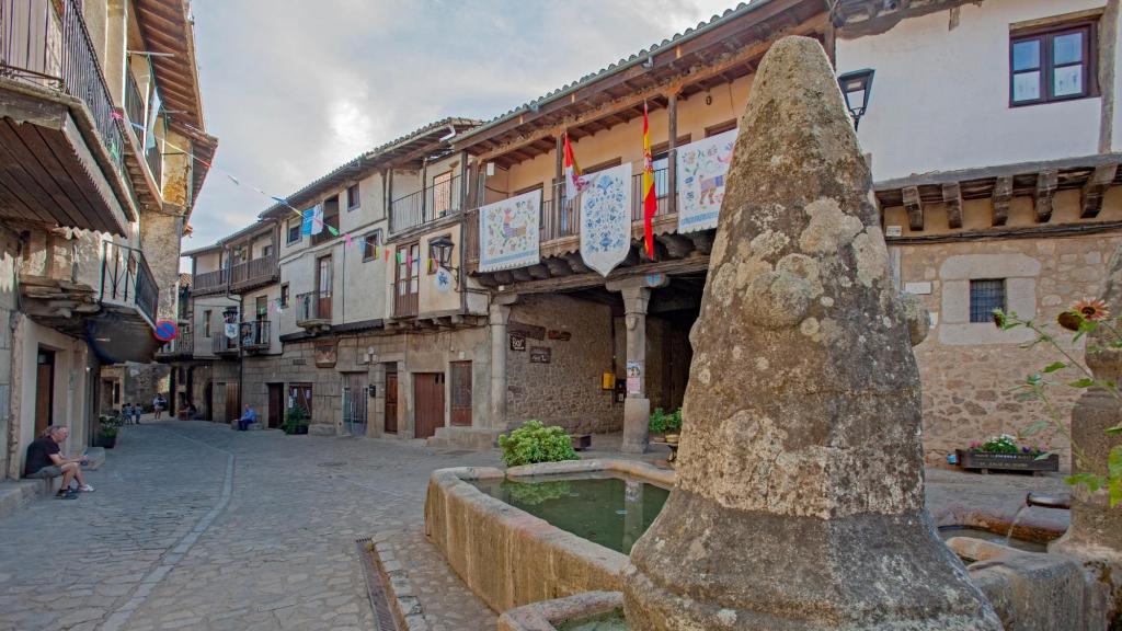 Una de las plazas de San Martín del Castañar (Salamanca)