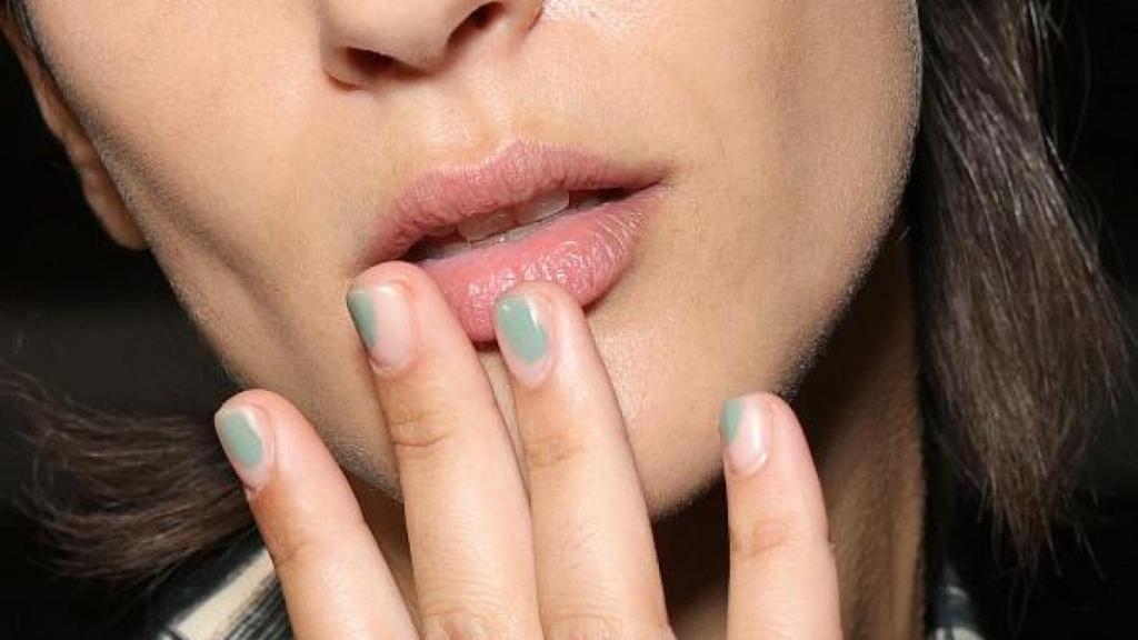 Manicura gráfica minimalista en tono salvia.