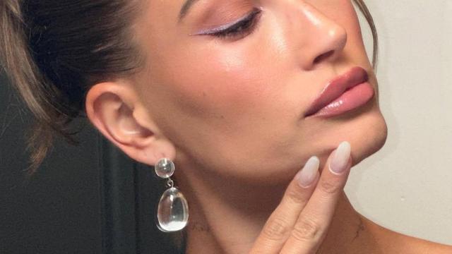 Hailey Bieber luciendo manicura en una de sus fotos de Instagram.