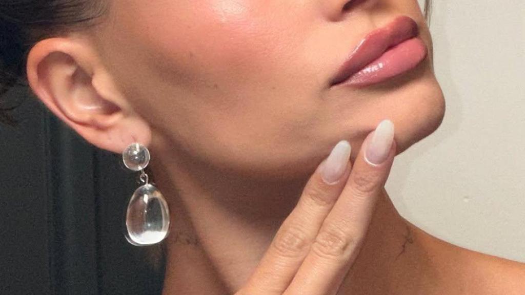 Hailey Bieber luciendo manicura en una de sus fotos de Instagram.