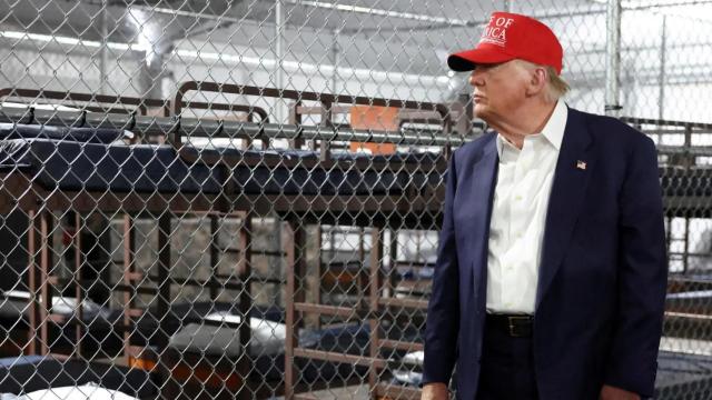 Donald Trump, durante su visita a la prisión Alligator Alcatraz.