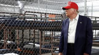 Donald Trump, durante su visita a la prisión Alligator Alcatraz.