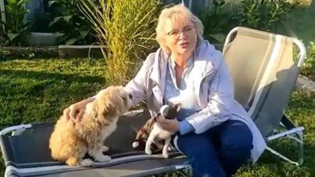 Margita Balastikova con dos perros.
