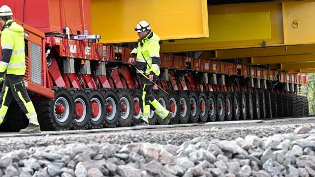 Los trabajadores revisan el traslado de la iglesia de Kiruna en un vehículo diseñado para la ocasión.