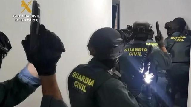 La Guardia Civil, en un registro contra el menudeo de droga en Lora del Río.