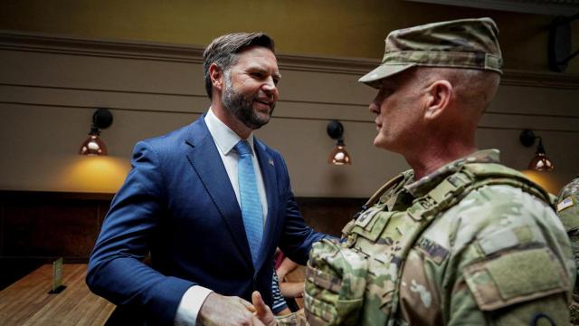 JD Vance, vicepresidente de Estados Unidos, saluda a un miembro de la Guardia Nacional, en Washington.