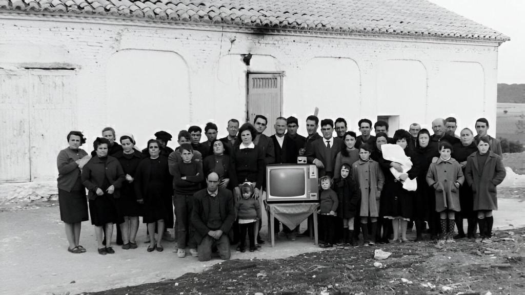 Fotografía de vecinos de Casillas de la Manchuela (Albacete) alrededor de un televisor con motivo de la inauguración del teleclub.