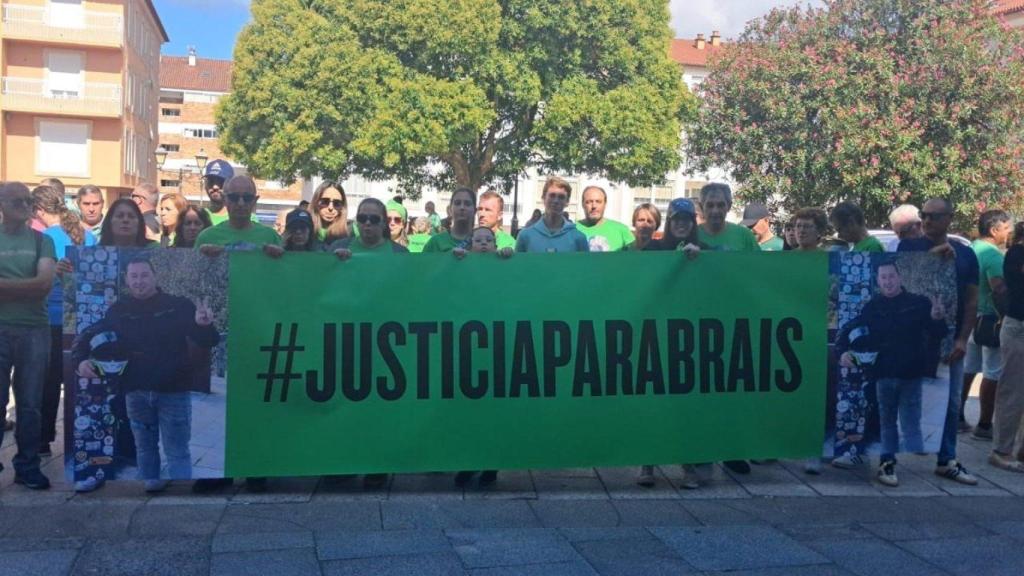 Concentración ante los juzgados de Tui (Pontevedra) para rechazar la puesta en libertad del conductor que arrolló al motorista Brais Otero en O Rosal, causándole la muerte, y abandonando el lugar del siniestro