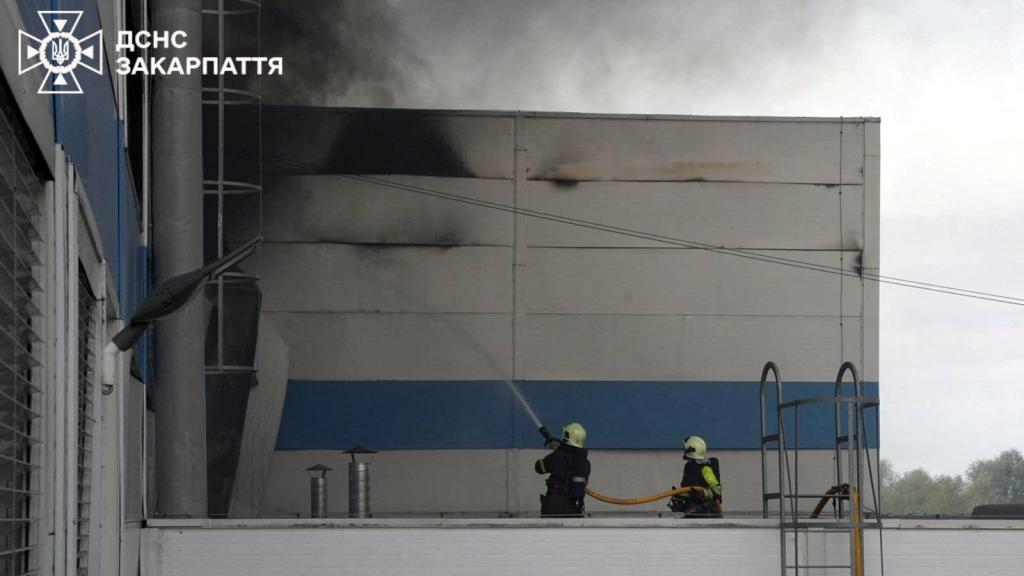 Los bomberos tratan de apagar el fuego en la fábrica estadounidense de Mukachevo.