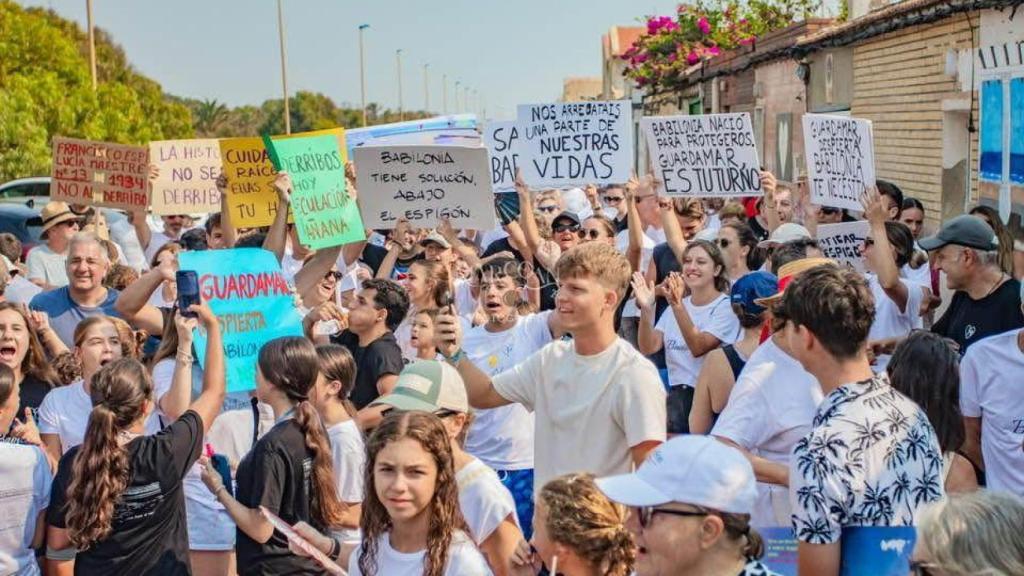 Manifestantes reclaman medidas al Ayuntamiento.