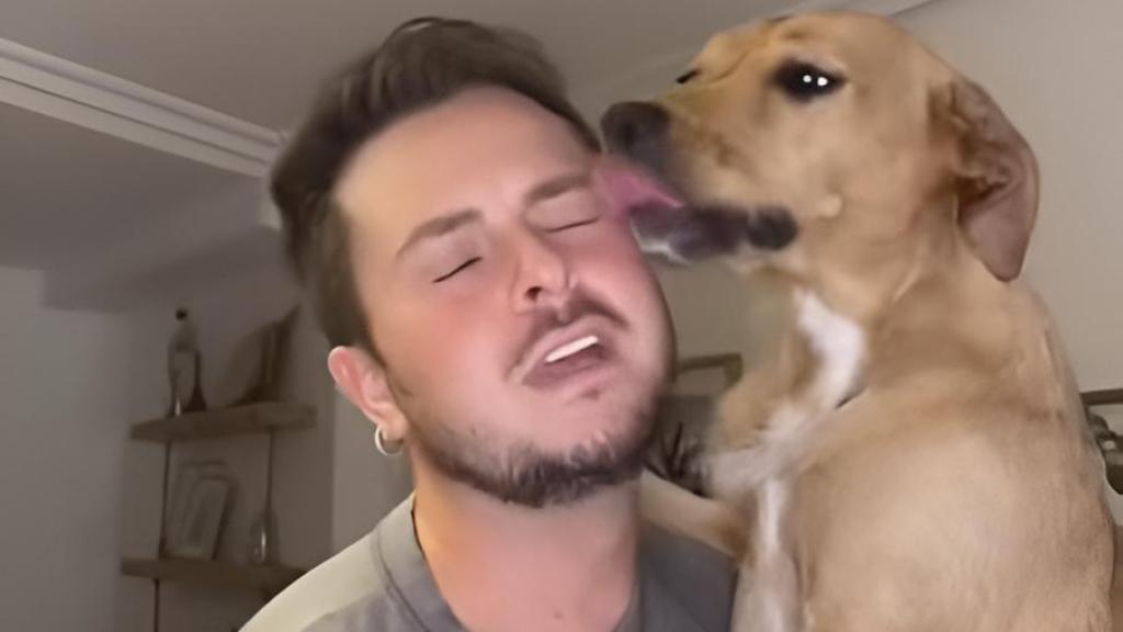 Javier Escudero junto a su perra Pepa.