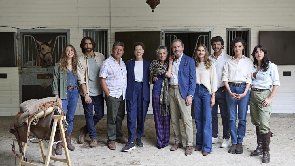 Imagen de todos los personajes de la serie 'Pura sangre' durante el rodaje en Aranjuez.