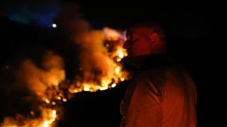 Un hombre en las inmediaciones del fuego de Quiroga.