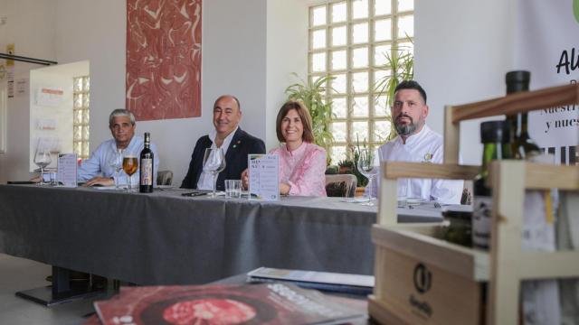 La diputada de Promoción Provincial y Desarrollo Rural Sostenible, Magdalena Rodríguez, presentando los menús Km.0