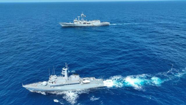 La fragata Navarra junto con el patrullero Shupavu