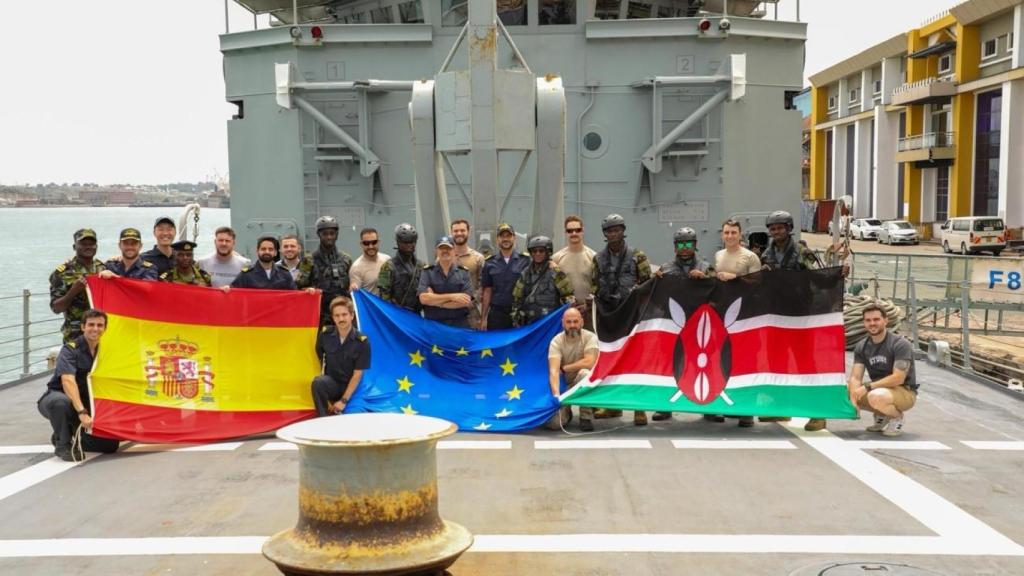 Personal español y keniata en la cubierta de la Navarra