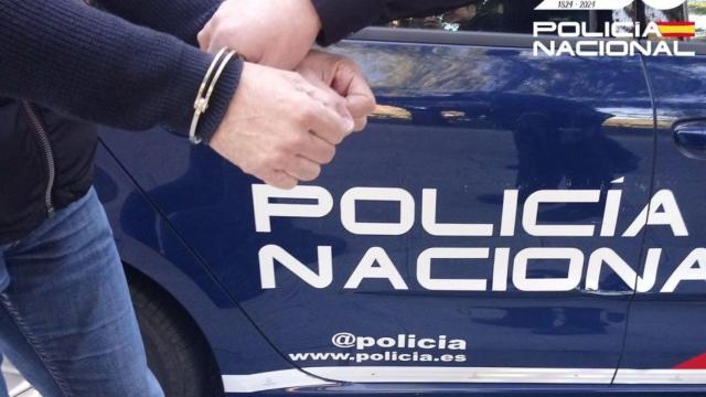 Un hombre siendo detenido por la Policía Nacional