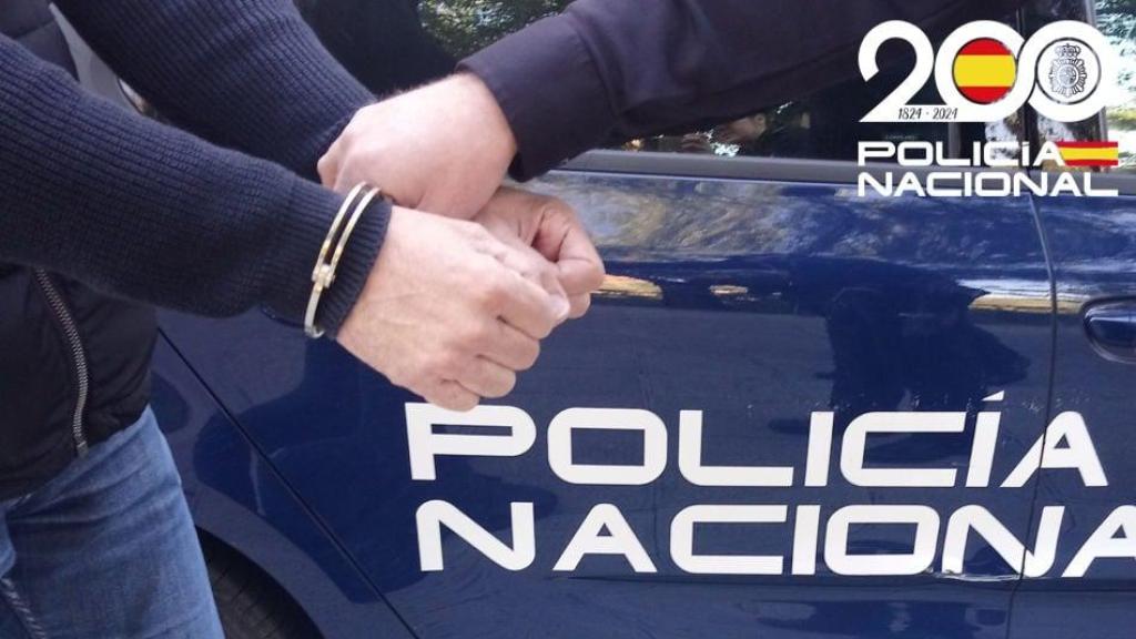 Un hombre siendo detenido por la Policía Nacional
