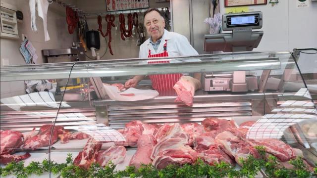 Ramón Martínez, en su puesto de carnicería en el mercado de San Agustín de A Coruña.