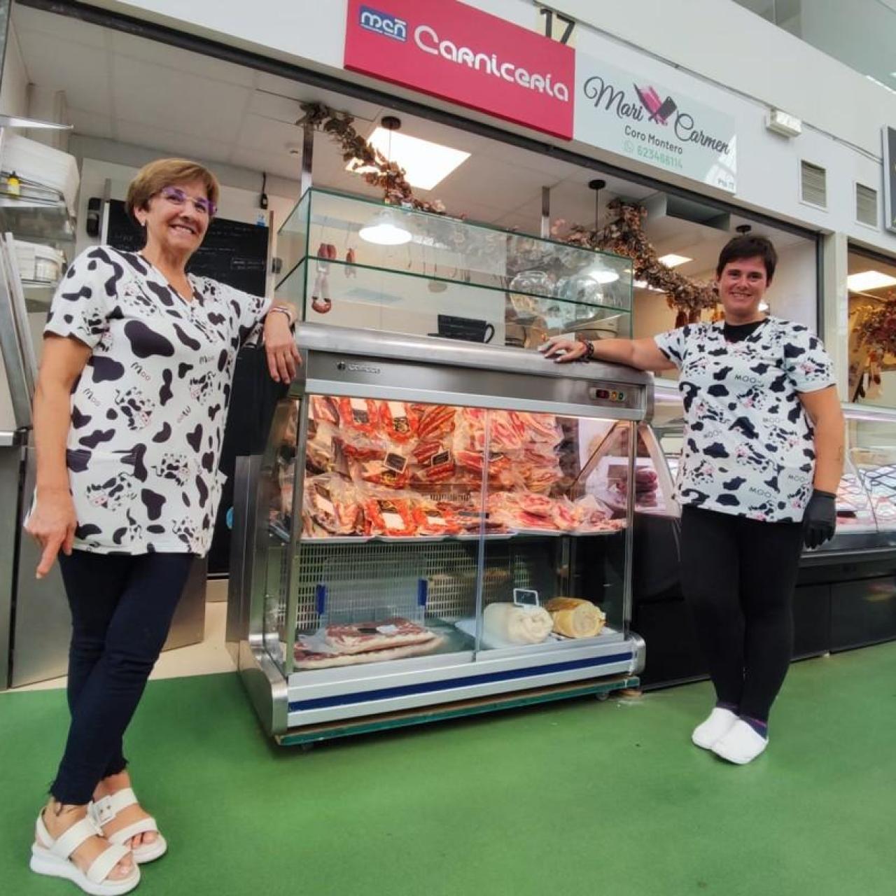 Coro Montero y su empleada Pili en una de las carnicerías del mercado de San Agustín.
