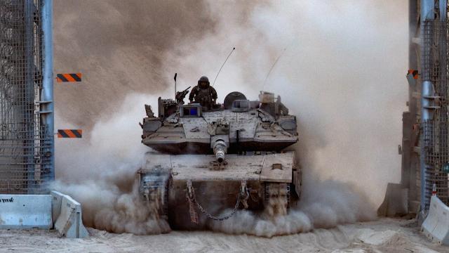 Un tanque Merkava de Israel ingresando en la Franja de Gaza