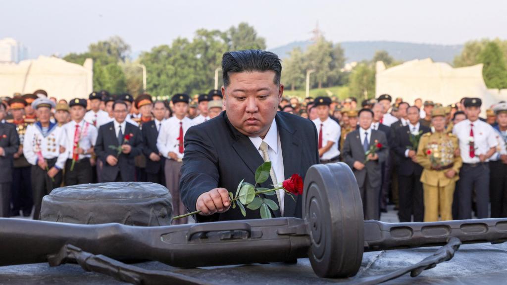 El líder norcoreano Kim Jong-un visita un monumento a los mártires a finales de julio.