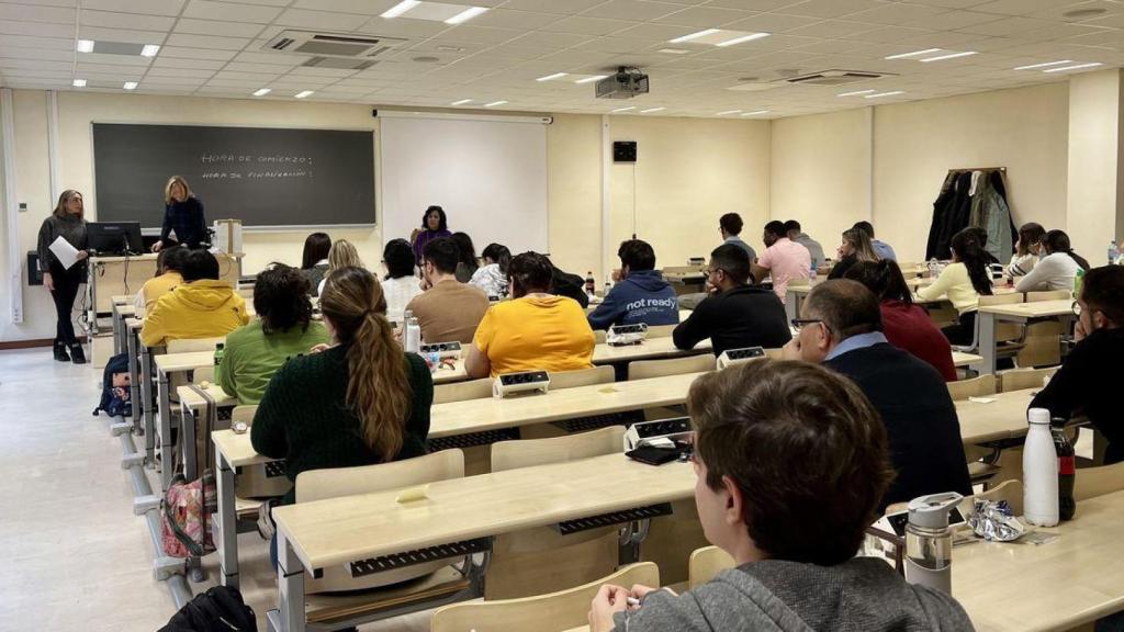 Alumnos examinándose del MIR. Imagen de archivo.