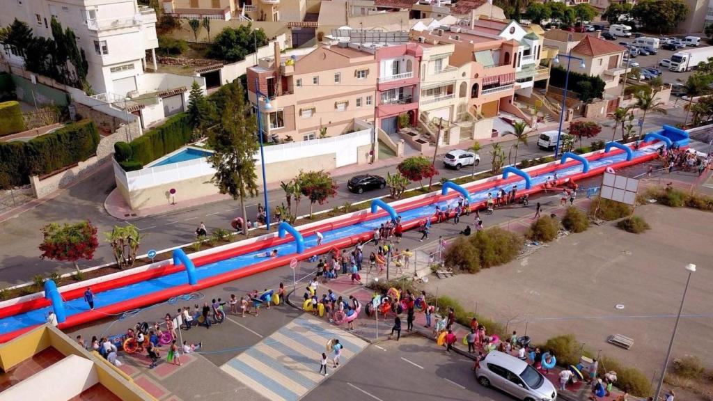 Un gran tobogán acuático de cien metros, nuevo protagonista de las fiestas de Ontinyent. Ayuntamiento Ontinyent