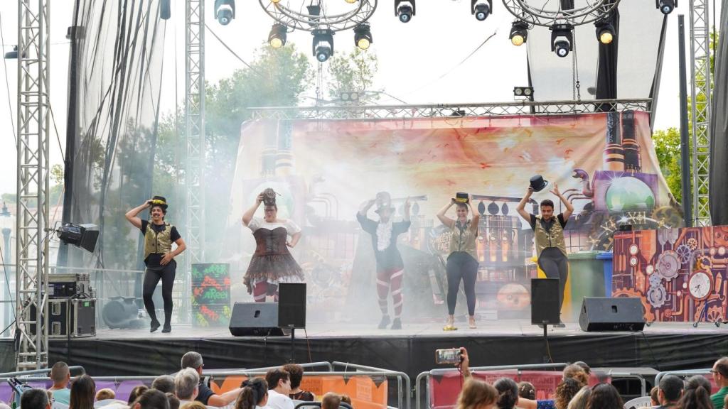 Representación de 'Charlie y la fábrica de reciclaje', espectáculo de teatro musical en Ontinyent (Valencia). EE