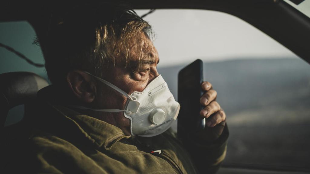José, líder de los voluntarios de San Martín de Castañeda subiendo a ver la devastación del fuego.