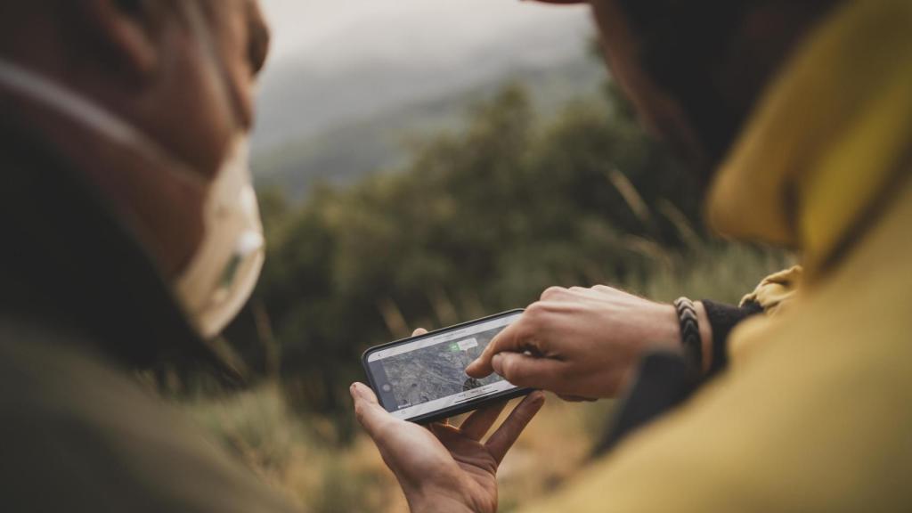 José estudia el lugar del fuego con uno d elos voluntarios del ADF.