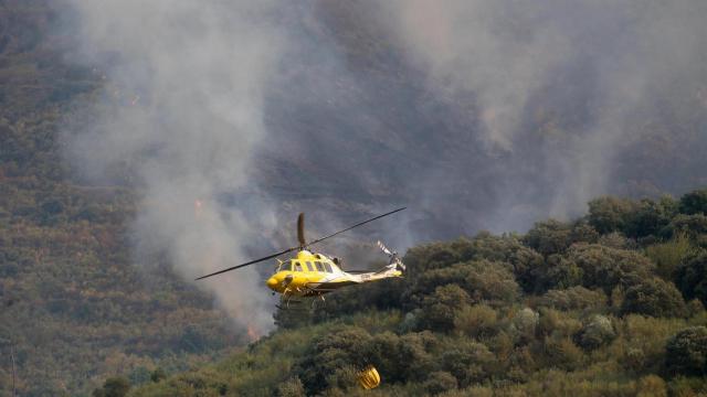 Helicóptero bombardero trabaja para extinguir el fuego, a 17 de agosto de 2025, en Quiroga, Lugo