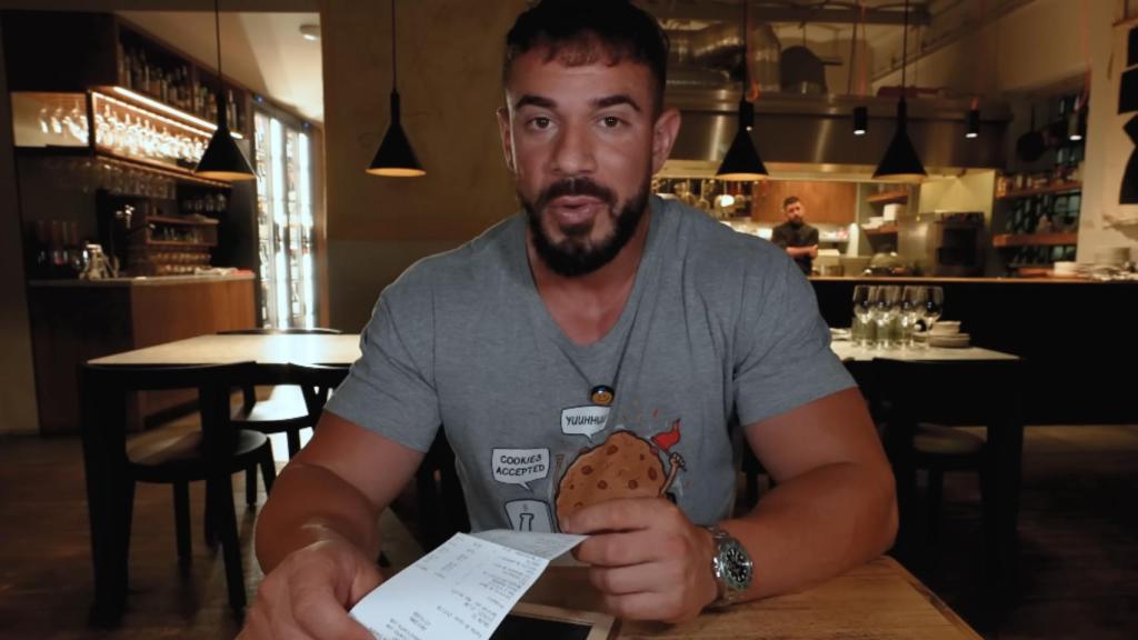 El youtuber de Cenando con Pablo visita 'Open' en Alicante