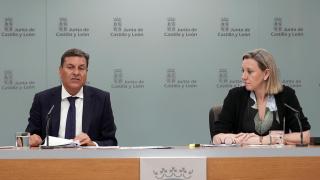 El consejero de Economía y Hacienda y portavoz, Carlos Fernández Carriedo, y la vicepresidenta y consejera de Familia e Igualdad de Oportunidades, Isabel Blanco, comparecen en rueda de prensa posterior al Consejo de Gobierno.