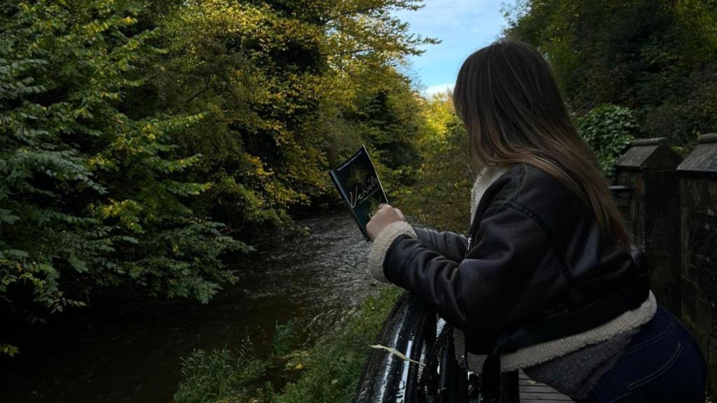 La booktok disfrutando de una novela en la naturaleza