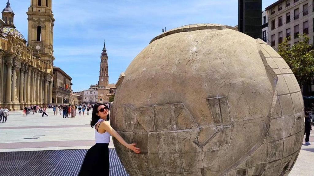 Foto de archivo de una turista en Zaragoza.