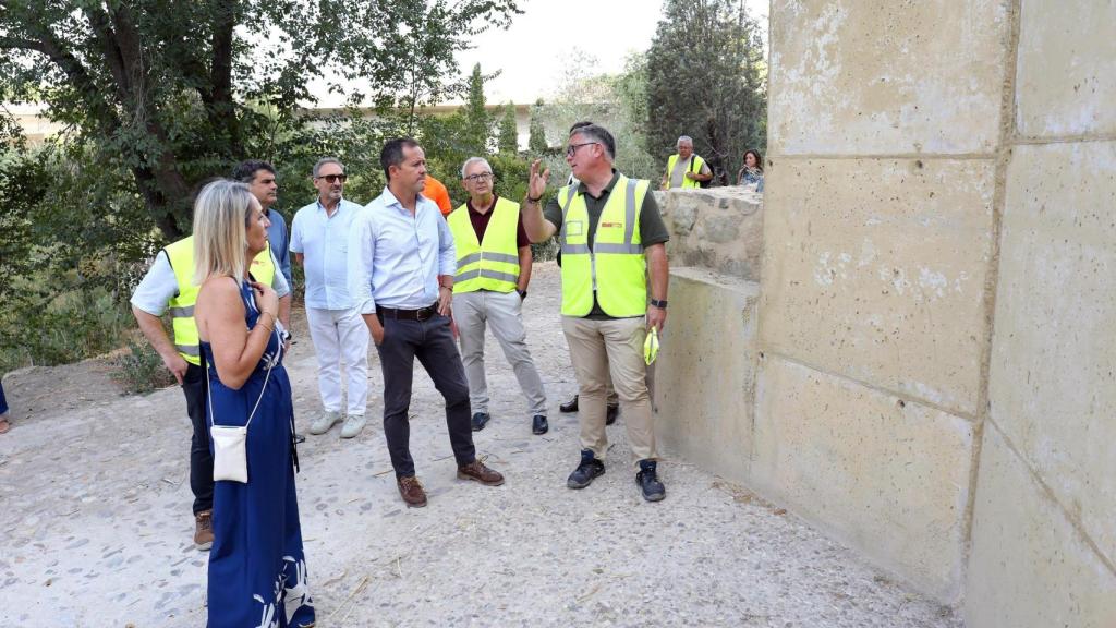 Carlos Velázquez junto a parte del equipo de Gobierno supervisa los trabajos.