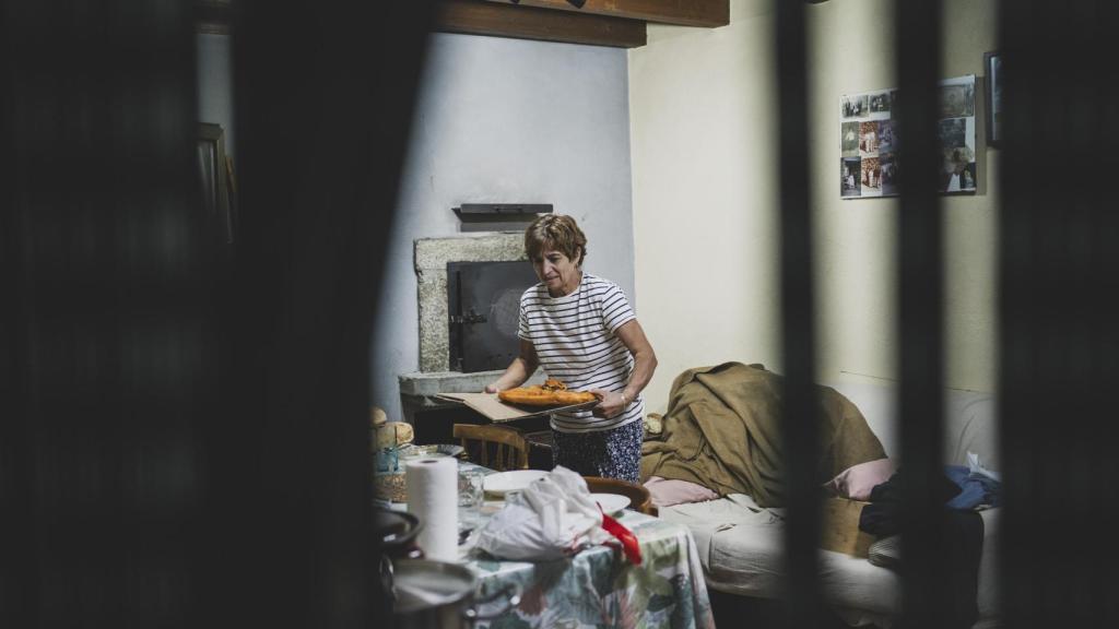 Maria Jesús, una de las escondidas de San Martín es uan de las que elabora el pan y las empanadas para los voluntarios.