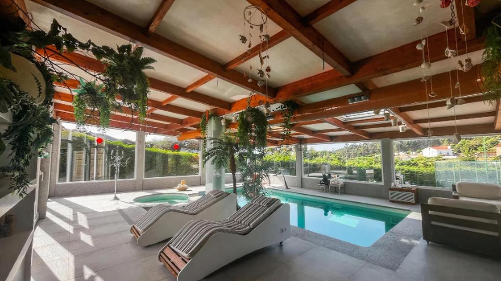 Piscina climatizada en el interior de un chalet exclusivo en Arteixo (A Coruña)