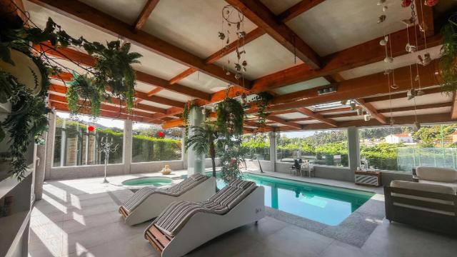 Piscina climatizada en el interior de un chalet exclusivo en Arteixo (A Coruña)