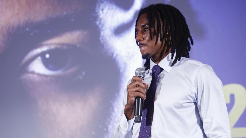 Koundé, en su acto de renovación con el FC Barcelona