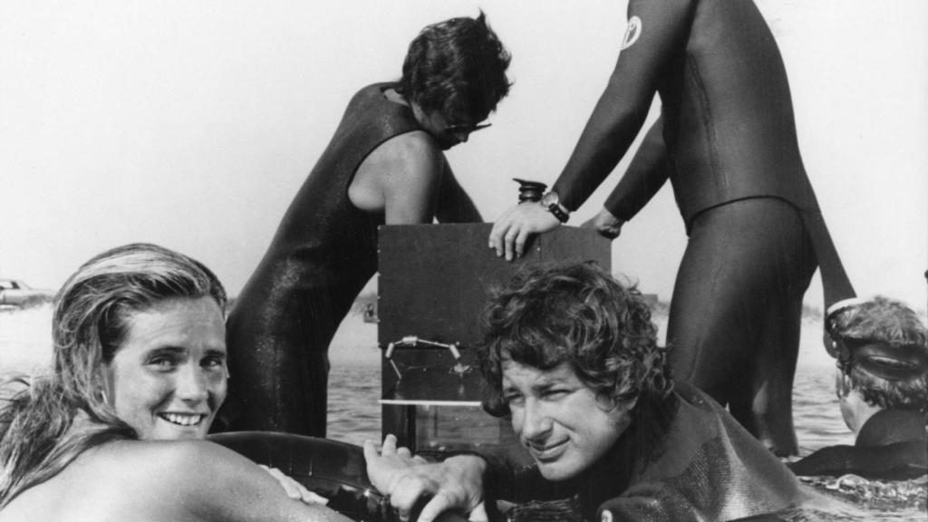 Susan Backlinie y Steven Spielberg en el rodaje de 'Tiburón'.