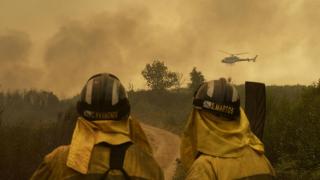 Dos profesionales del servicio de extinción en la ola de incendios que afecta a Galicia