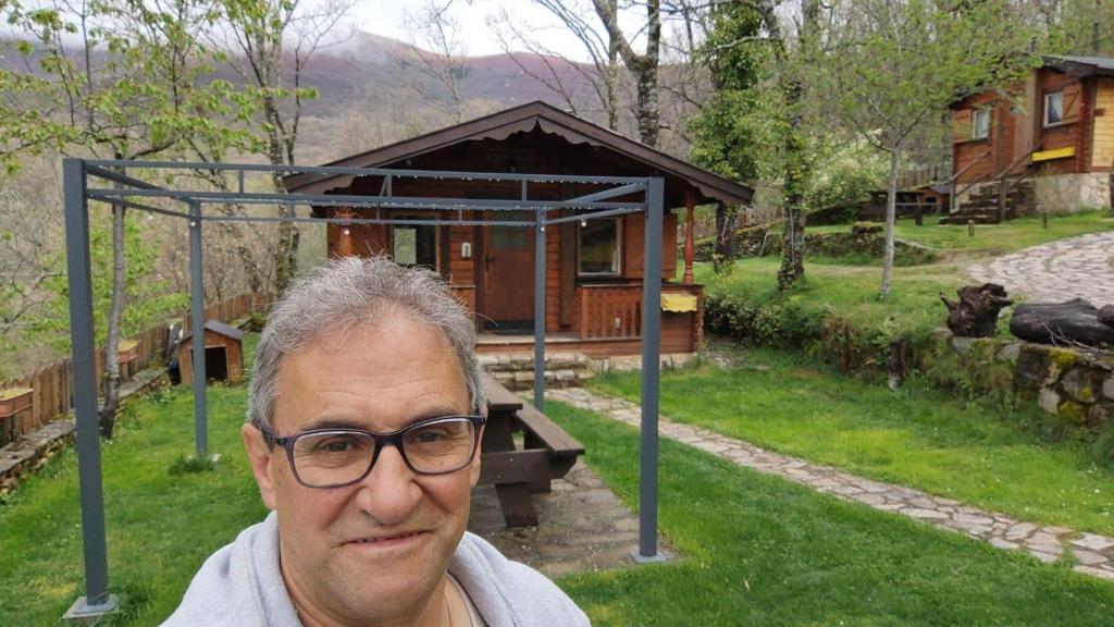 Javier Gallego, en el entorno de sus cabañas turísticas en Vigo de Sanabria