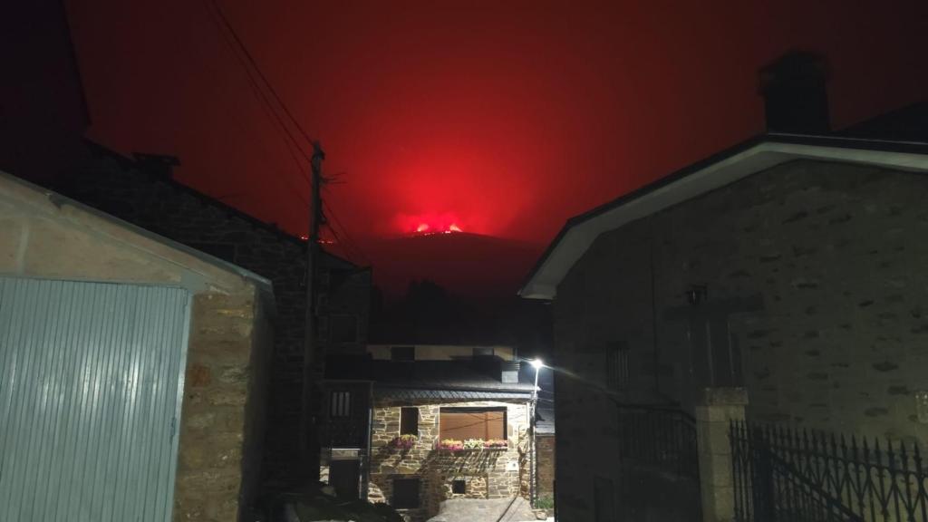 Vigo de Sanabria, con el incendio al fondo