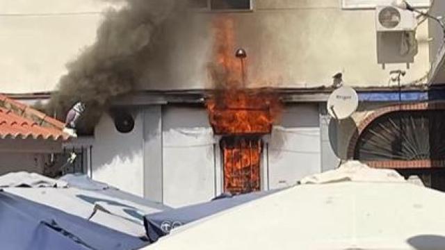 Las llamas salían por la ventana con virulencia.