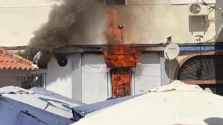 Las llamas salían por la ventana con virulencia.