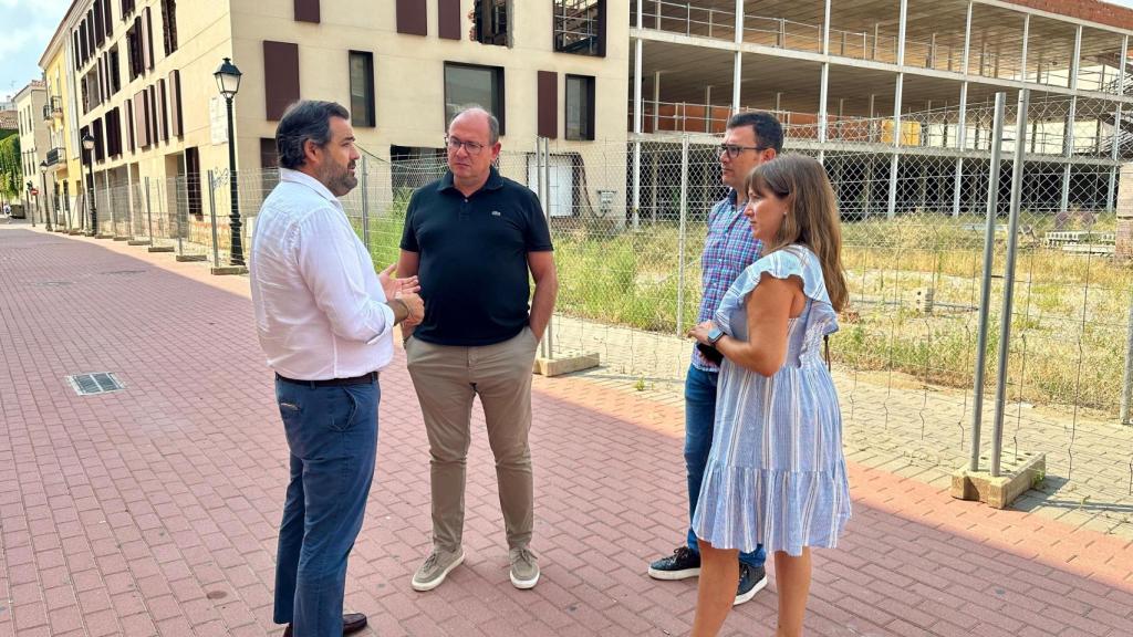 Núñez reunido frente a la infraestructura del Conservatorio