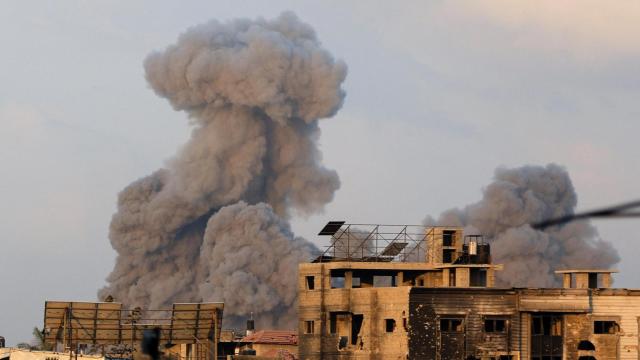 Una columna de humo se eleva sobre Ciudad de Gaza este jueves durante un bombardeo del Ejército de Israel.