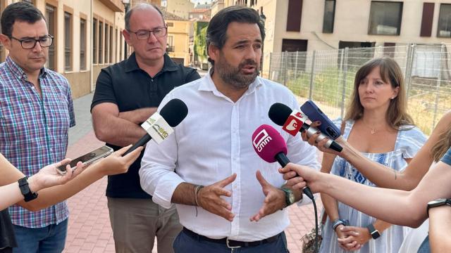 Paco Núñez, líder del PP en CLM, atiende a los medios de comunicación